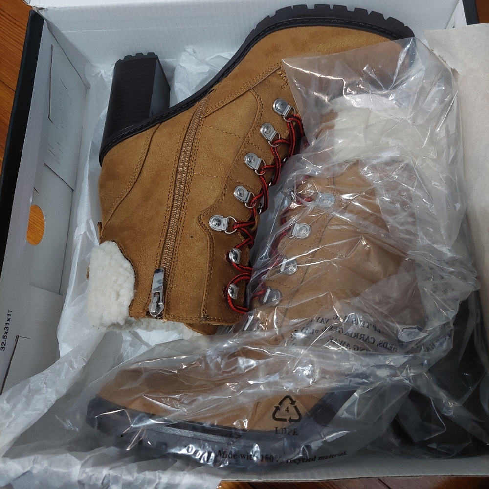 New in Box Nine West heeled boot 9.5M tan/brown sherpa lining